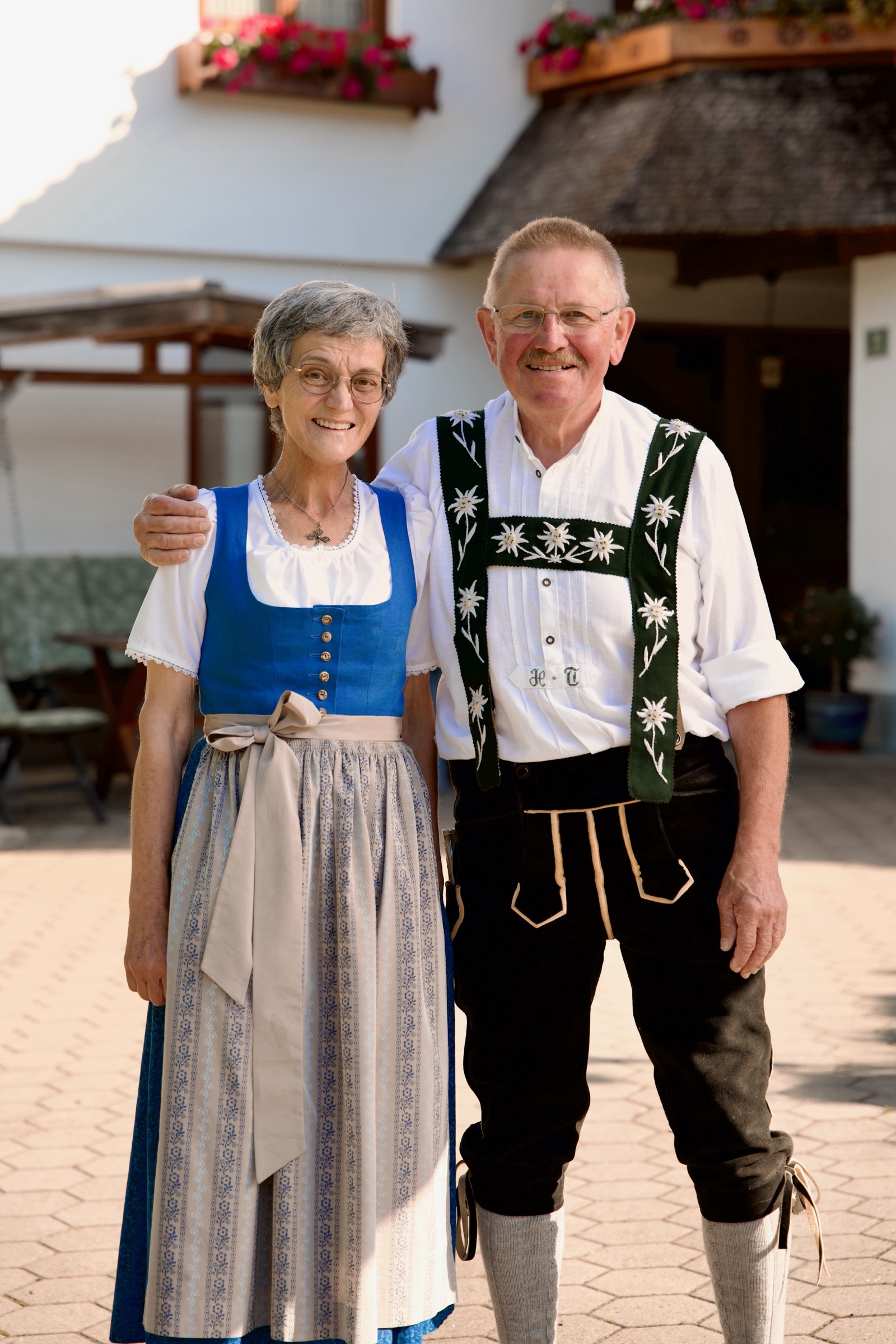 Ihre Gastgeber Ingrid und Hubert Thoma in Allgäuer Tracht