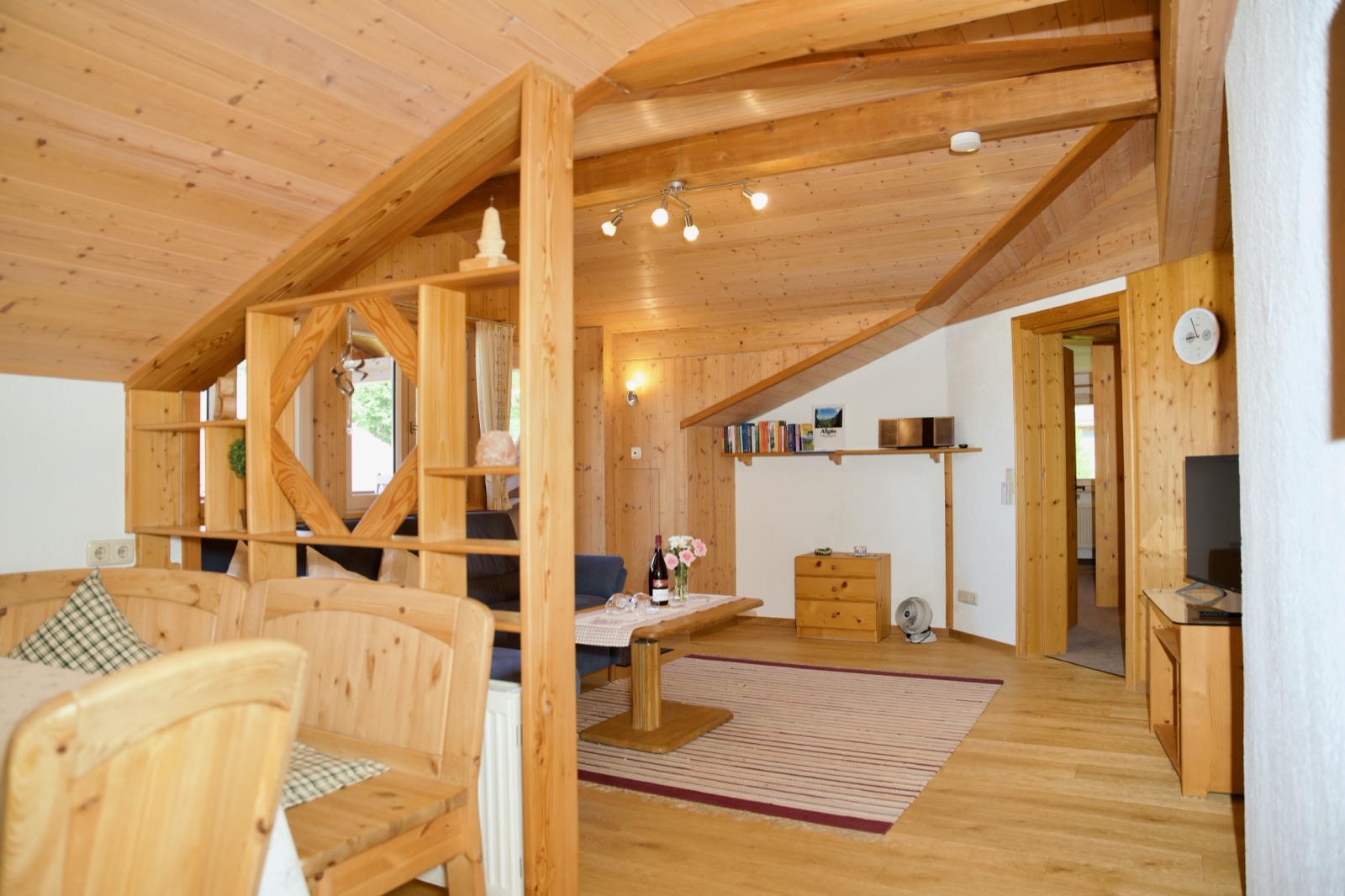 Wohnbereich mit Holzbalken, Essplatz und offenem Grundriss