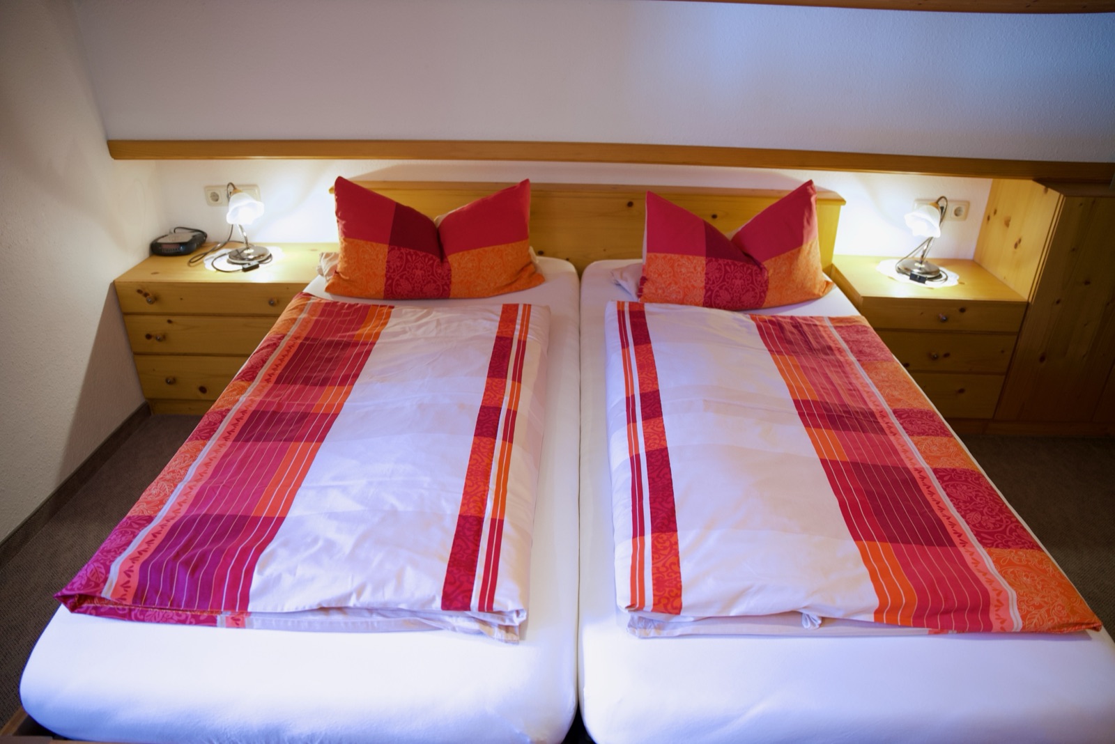 Schlafzimmer mit Doppelbett 1,80 × 2,00 m