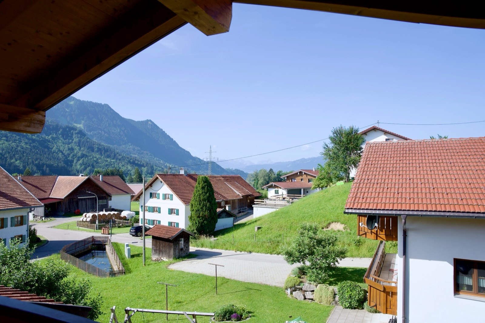 Sommer: Blick vom Balkon über Kalchenbach