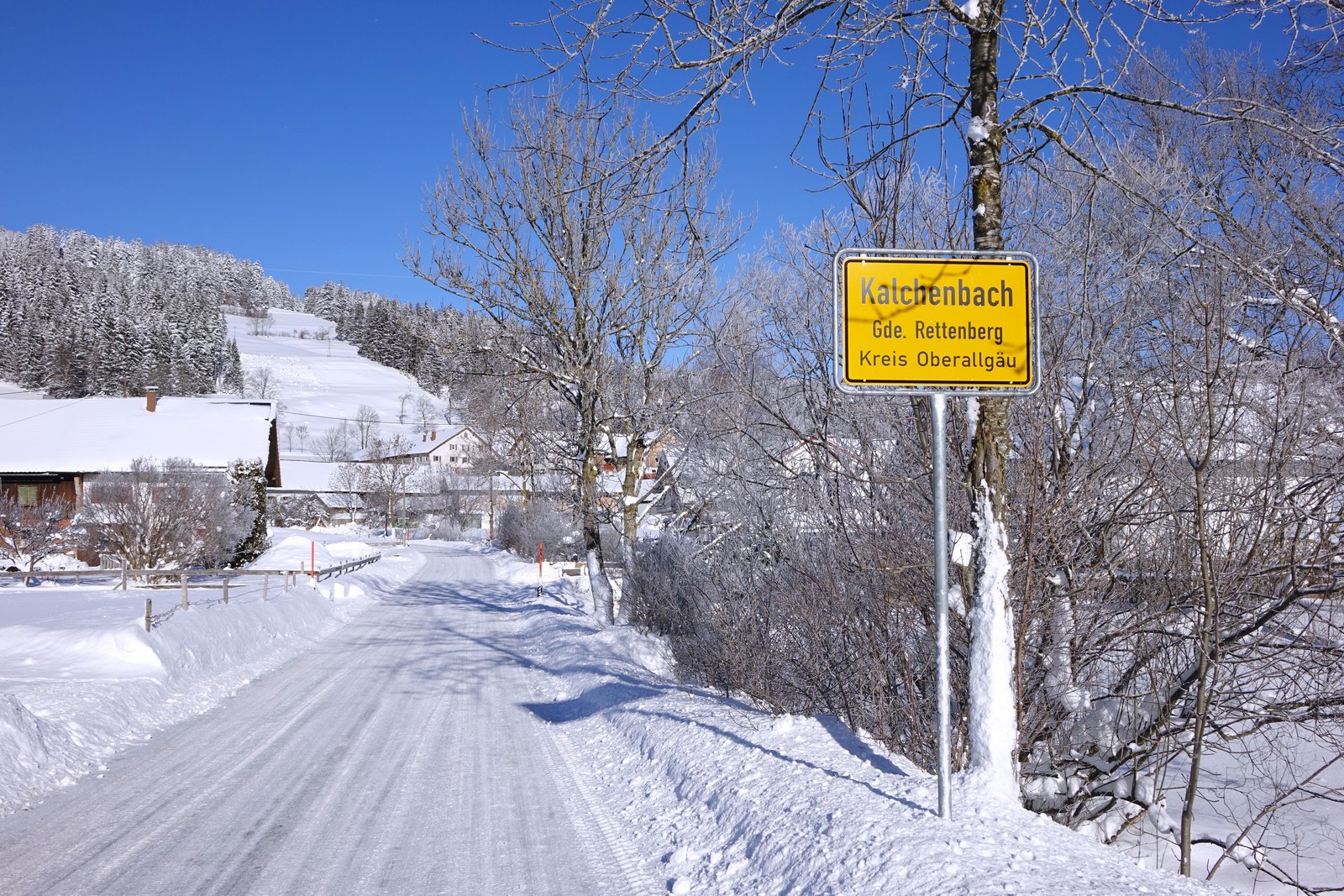 Winter: verschneite Dorfstraße am Ortseingang von Kalchenbach